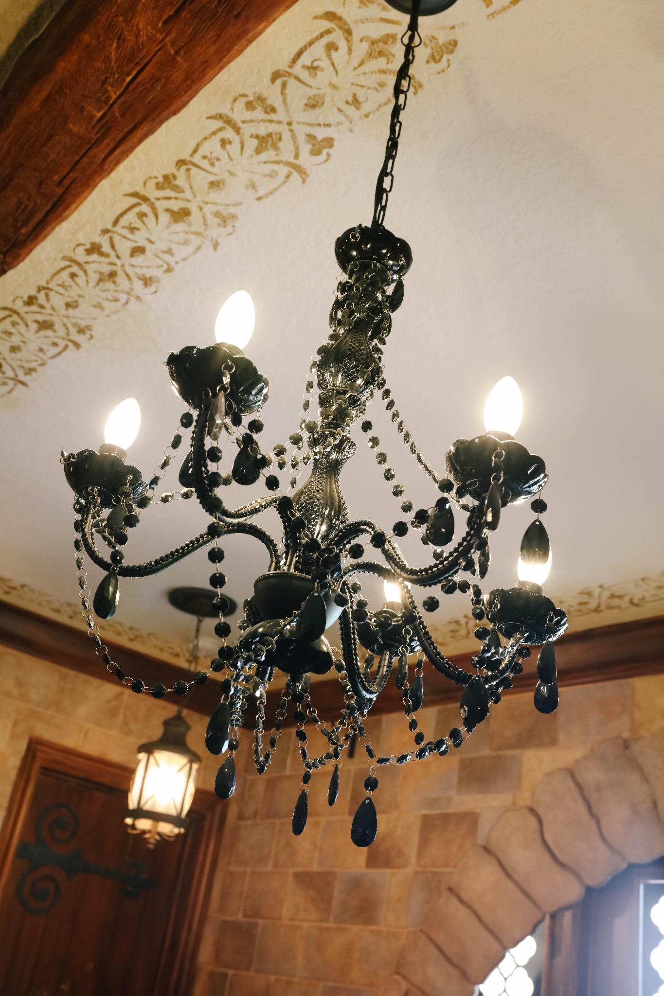 The Crown — black crystal chandelier, Dragon's Den
